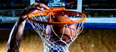 篮球运动员投篮瞬间，篮球入网的特写镜头