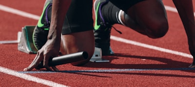 现代体育场馆内部全景，观众席与绿色草坪