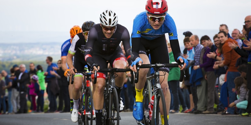 多屏显示不同体育赛事直播画面，包括足球、篮球和电竞比赛