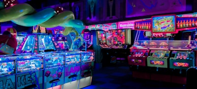 电竞选手在训练基地进行团队训练的严肃场景