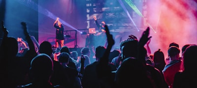 资深球迷在社区分享收藏的经典球衣和纪念品