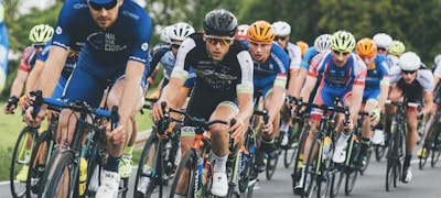 足球教练在战术板前讲解战术的室内场景