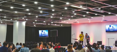 体育记者在新闻发布会现场进行报道的工作场景