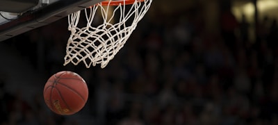 NBA总决赛直播画面，勒布朗詹姆斯突破上篮