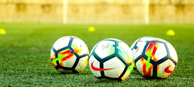 足球比赛实时数据面板，显示控球率、射门等统计图表