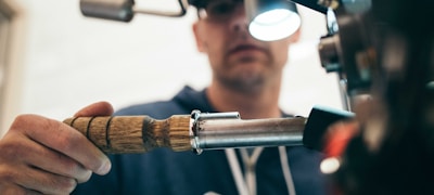 足球运动员在绿茵场上激烈拼抢的瞬间特写